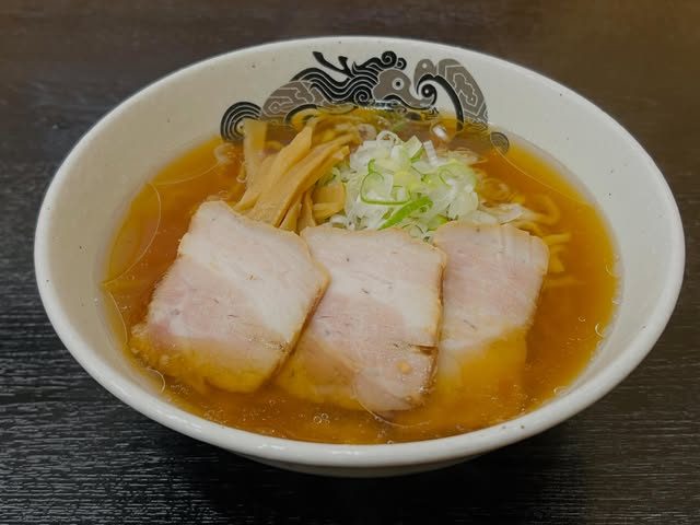 チャーシュー3枚とメンマ、ねぎをのせた食堂はせ川の喜多方ラーメン