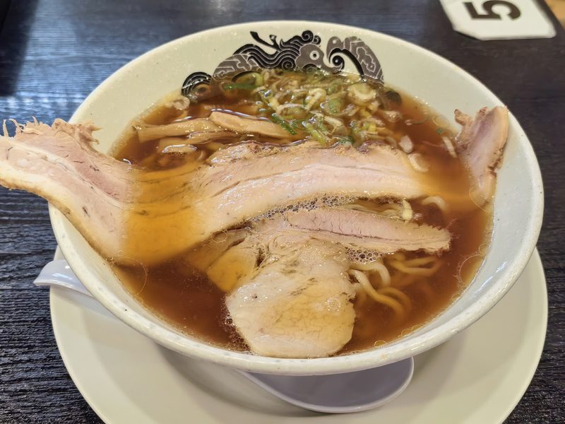 大判チャーシューをのせた醤油らーめん