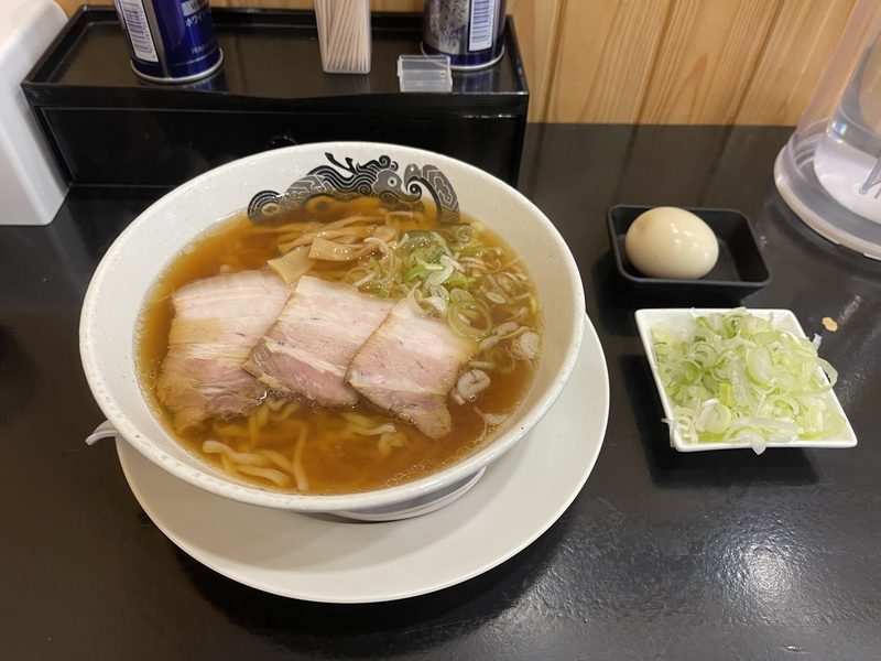 煮卵とねぎを添えた醤油らーめん