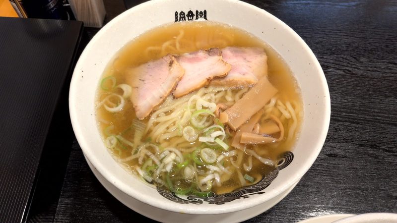 澄んだスープの塩らーめん