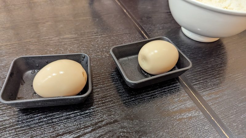 小皿にのった味付け煮卵