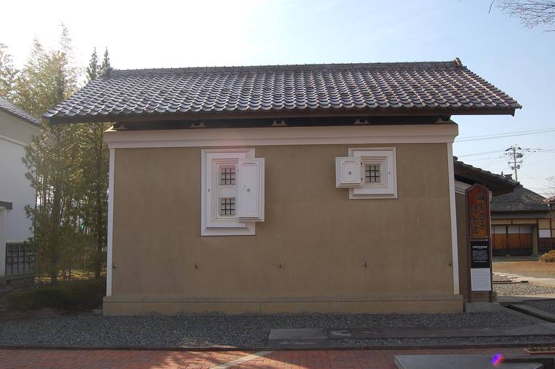 喜多方の町に残る、瓦屋根と土壁の蔵