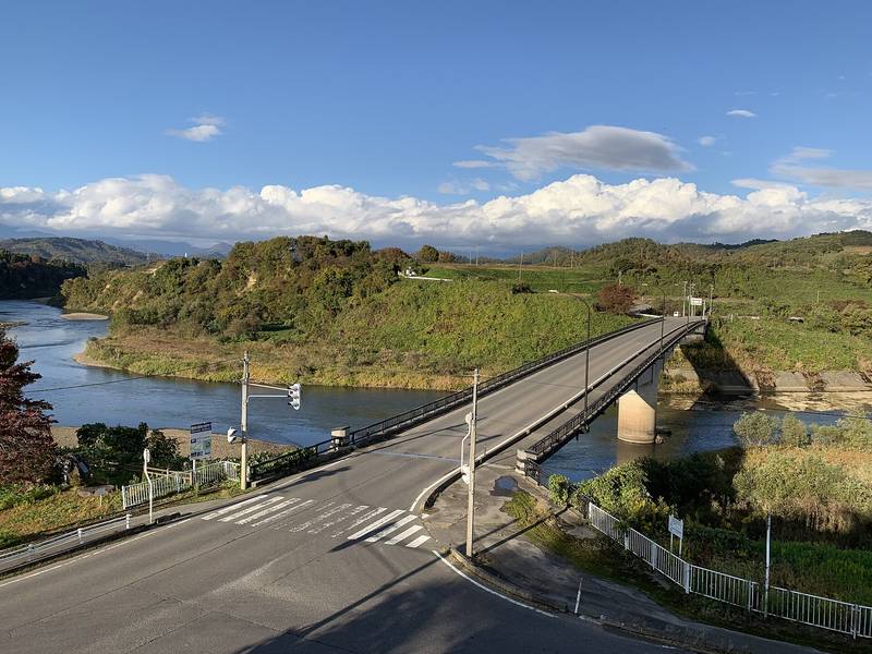 喜多方市の阿賀川と、川にかかる橋と山並み